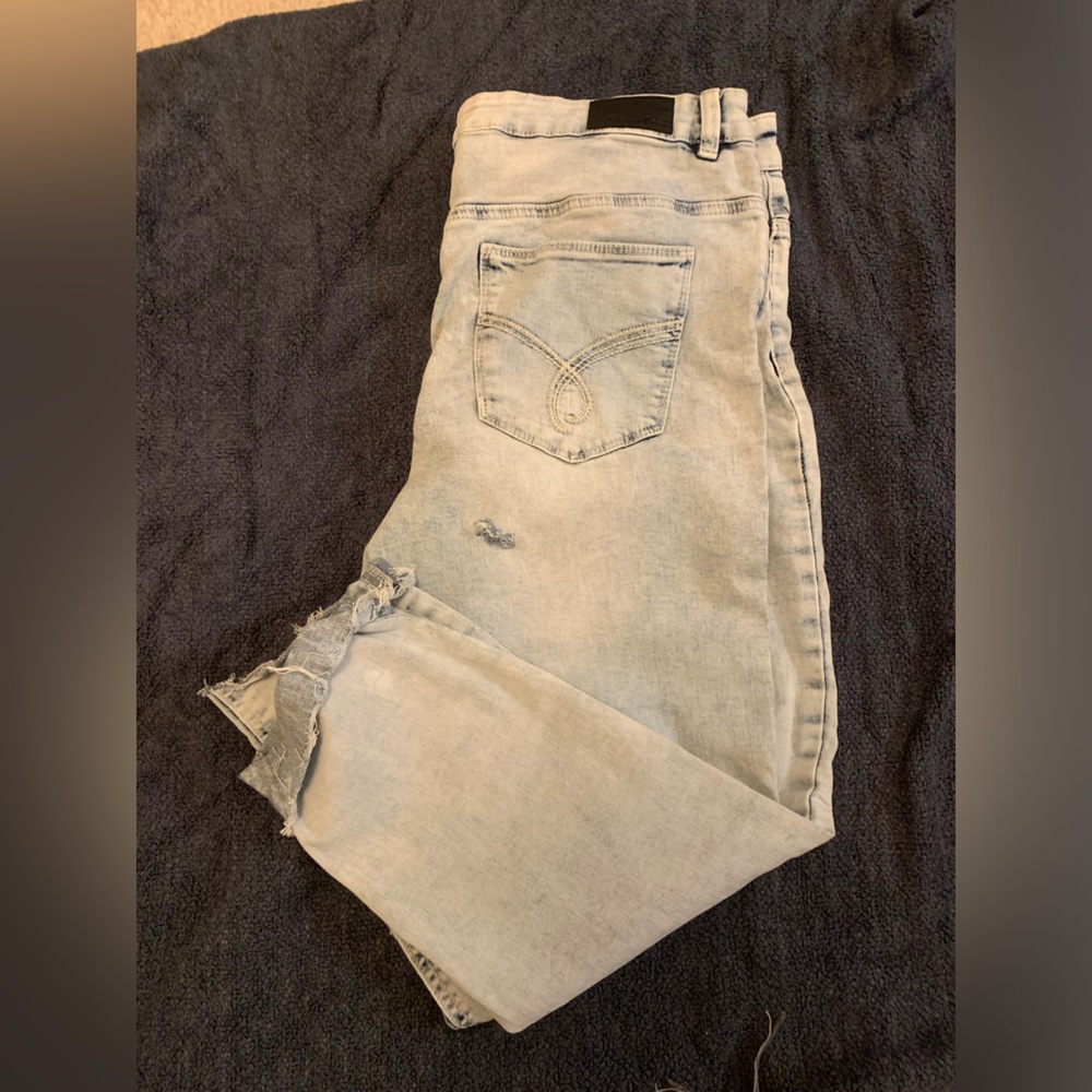 Jeaniologie light wash distressed jeans